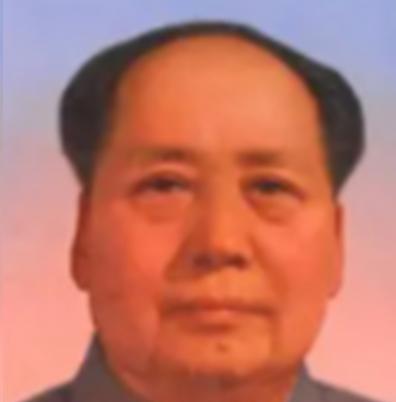 1950年，铁匠朱其升看到家家户户都挂上了毛主席头像，他越看这个人越眼熟，于是偷