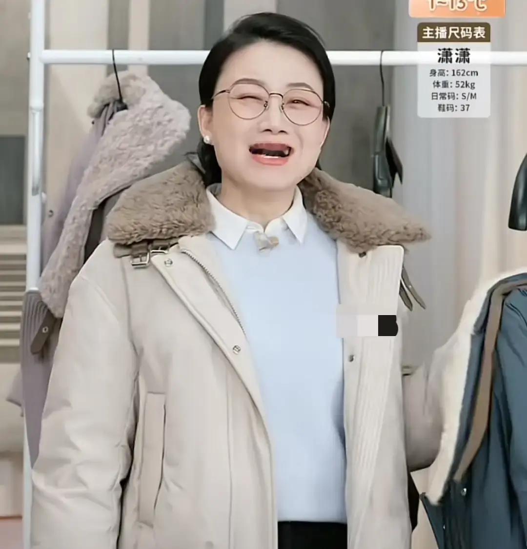 直播带货现在玩得真花。董宇辉团队那天卖爸爸糖吐司，一上架就秒光。团队里潇潇直接在