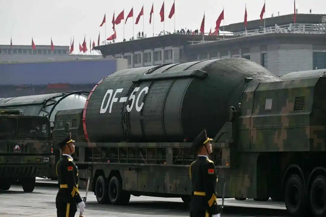 一位美国华人表示，中国阅兵展示的武器装备，都是十年前的技术。阅兵一结束，网上立刻