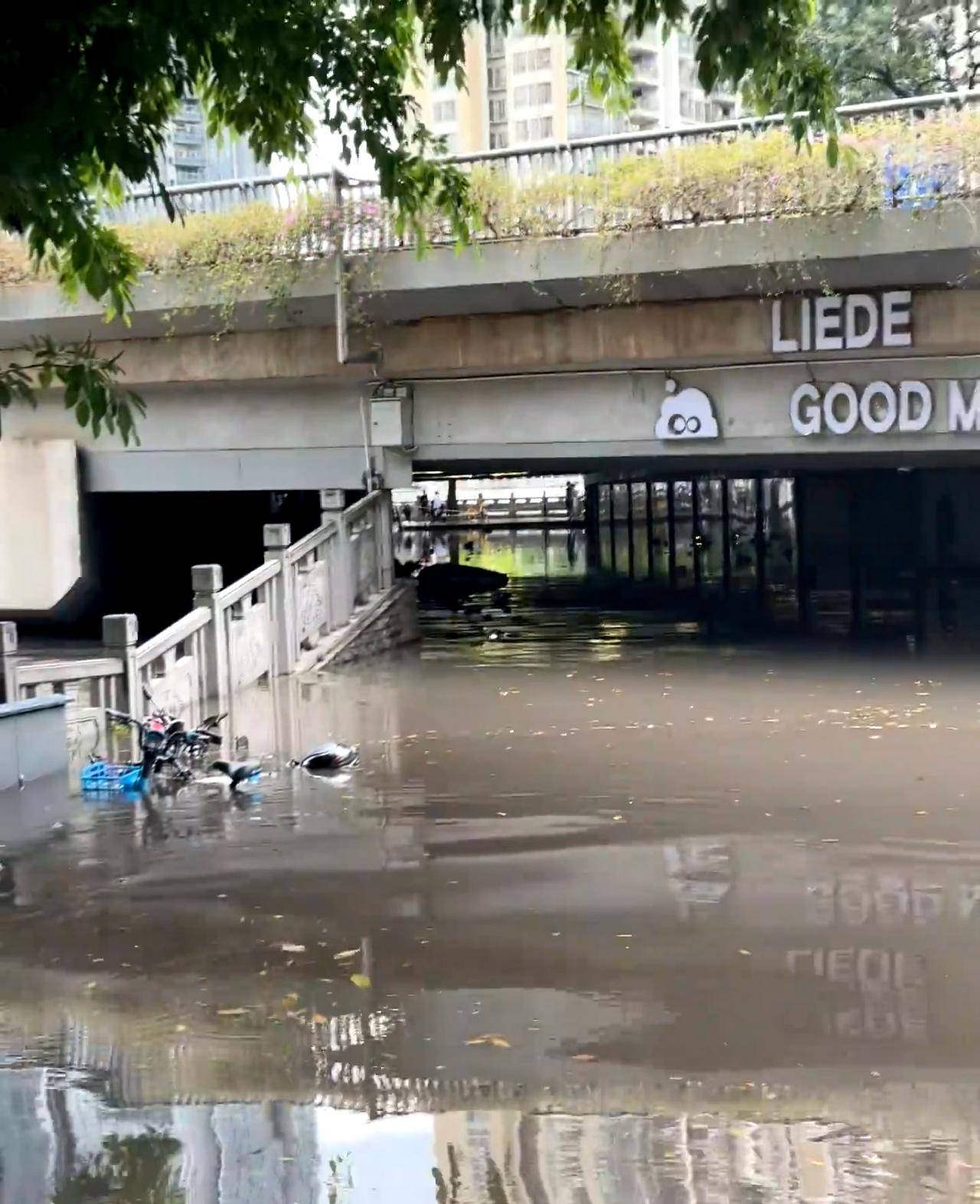 广州大雨后…猎德淹了猎德全淹了因为这场大雨，广州排水已经算很厉害了，毕竟多年