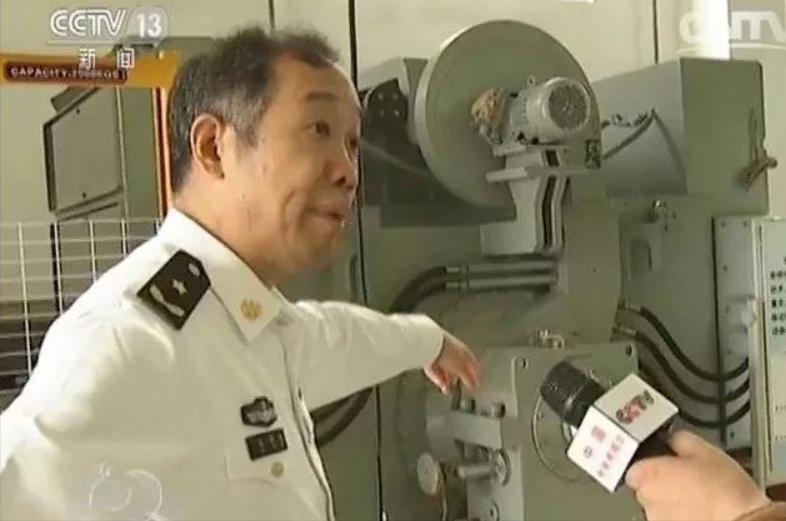 我方电磁弹射使用的是直流电，而美国使用的是交流电。有中国电磁弹射之父称号的马