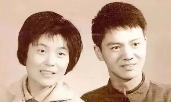 1979年，上海知青戴建国不顾反对娶了一农村女子，谁知娶回家当晚，妻子就大喊大叫