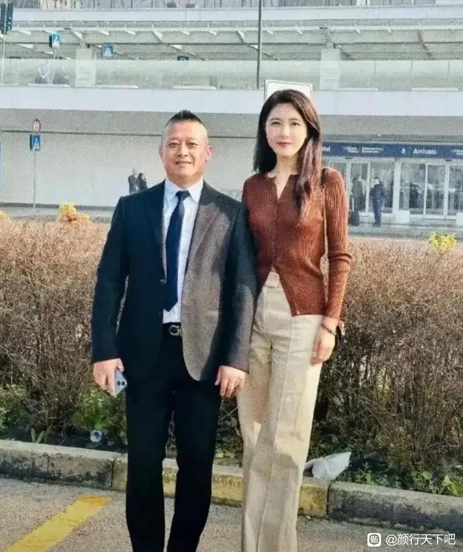 曾黎年过半百为何不显老曾黎好美啊，完全看不出有50，她真的长得很年轻，皮肤白气色