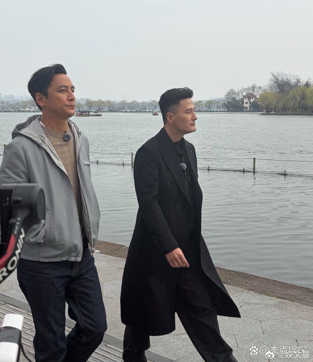 52岁吴彦祖与51岁尹子维西湖散步同框，两人状态都显年轻，吴彦祖颜值依旧抢眼，只