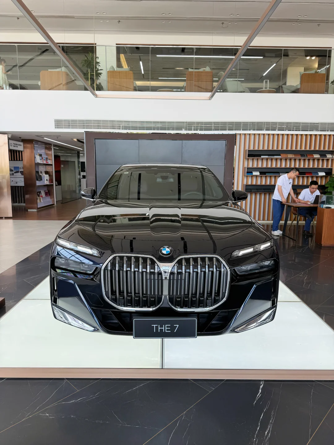 🚗 人生顶配！宝马7系，原来这就是“大哥”的快乐吗？ 如果说BBA是...