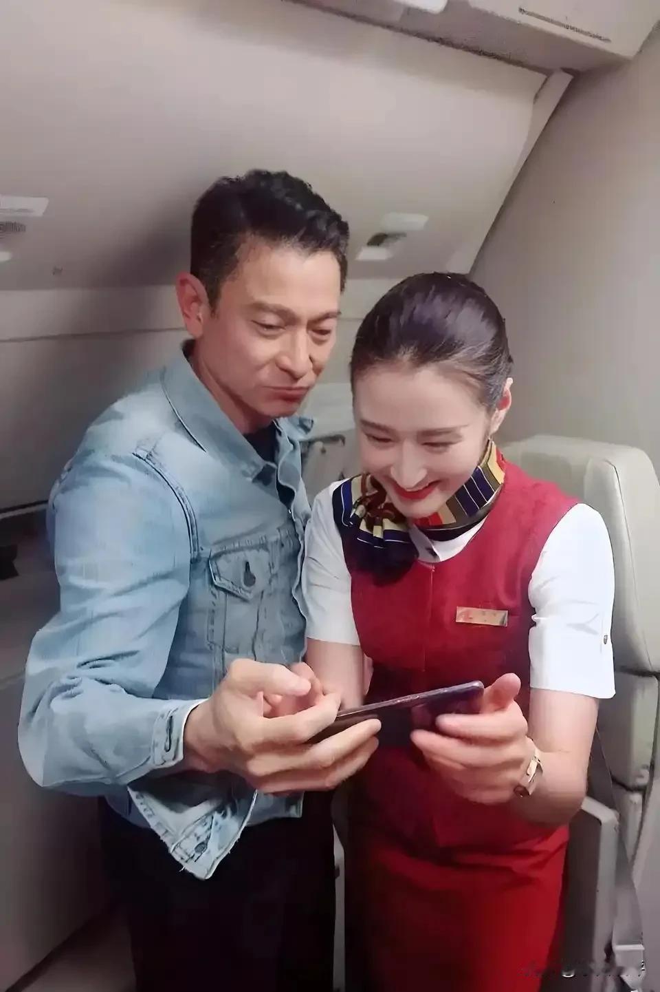 差点以为刘德华的关晓彤合作了呢！因为之前关晓彤也有过空姐的角色，看了很久才发现原