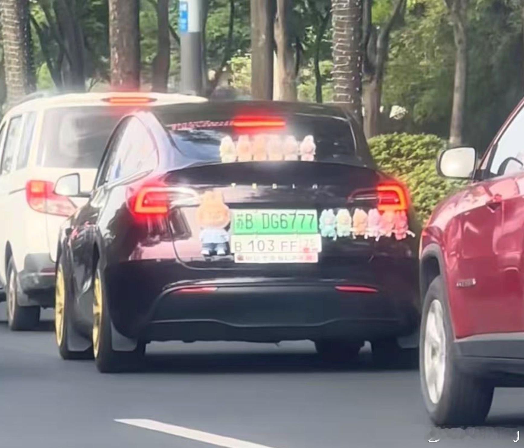 好想活得像labubu一样啊不是，大哥！你整台车尾都是Labubu停车不怕被偷吗