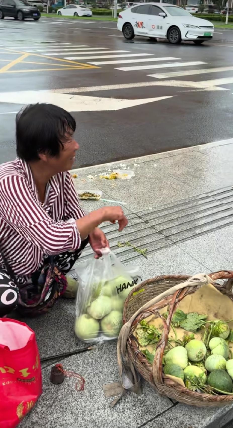 卖瓜老人的盒饭，被路人踢翻，老人的一个表情，让路人看着心疼，按下来的一幕，却让人