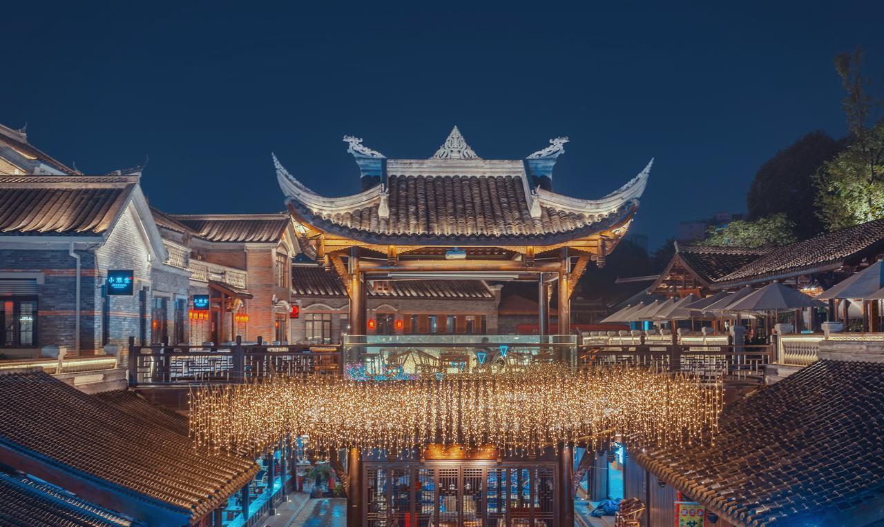 单位里优秀的员工选择礼貌性躺平了；并不是他们工作开始懈怠了；也不是他们想要和