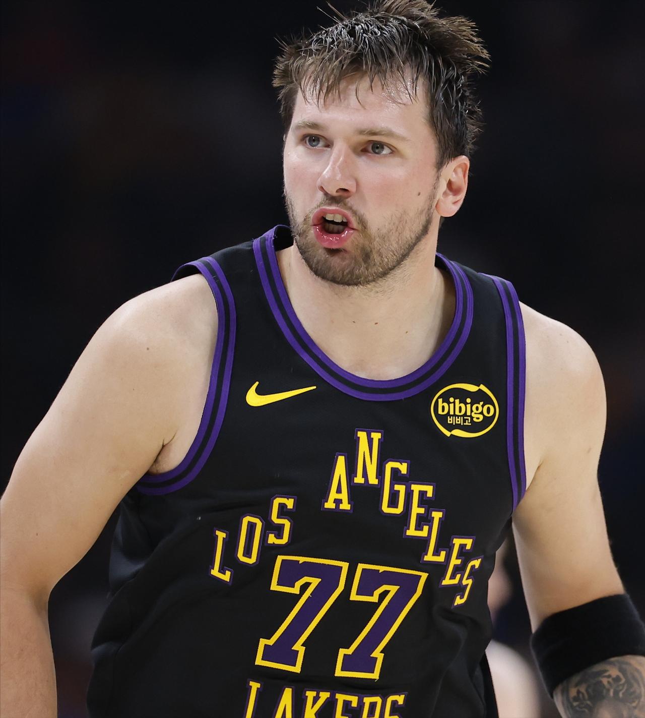 NBA历史一阵次数排名：13次：詹姆斯12次：无11次：科比、卡尔·马龙
