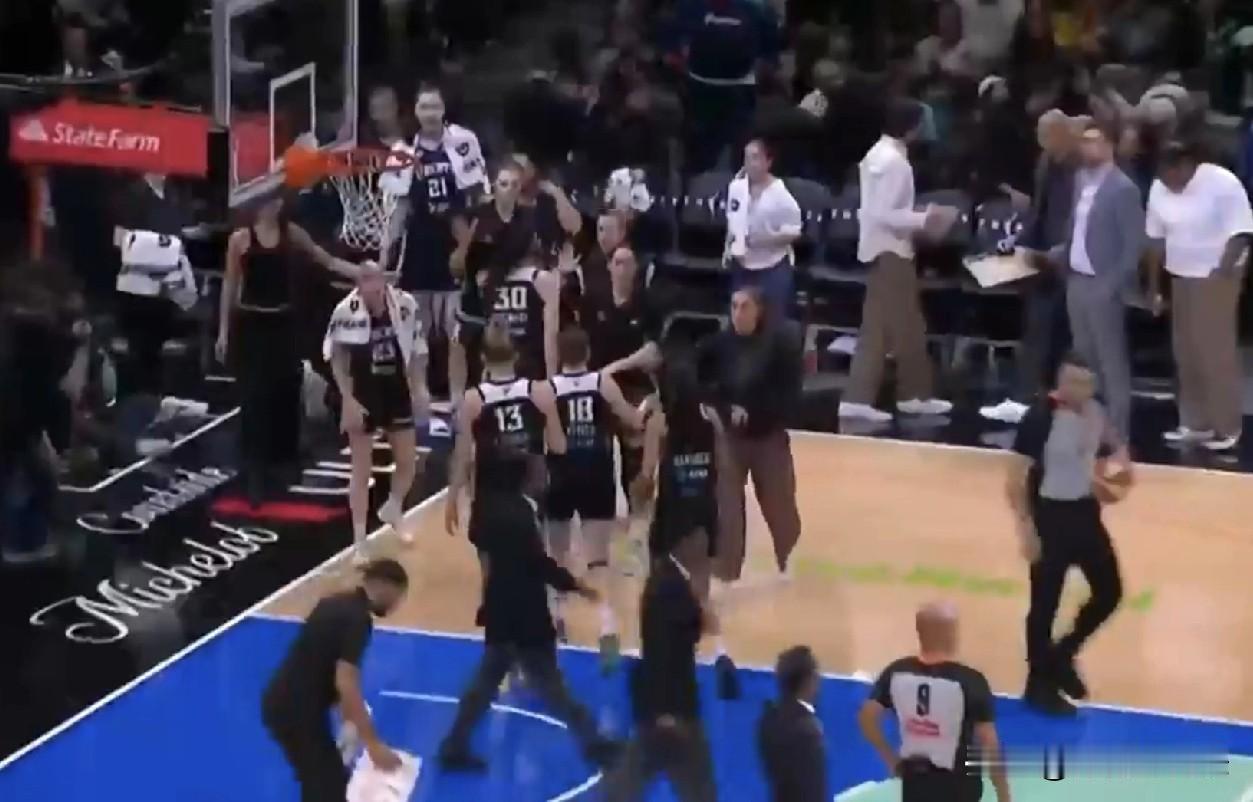 WNBA常规赛实时战况，韩旭替补出战8分钟高效贡献8分2板1抢断，自由人半场落后