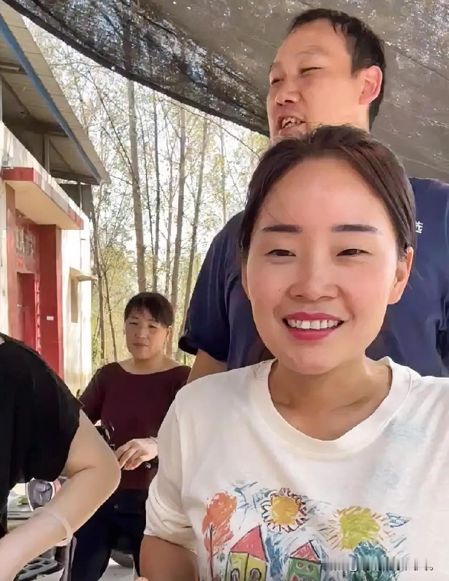 小故事！早先大家都觉得，大飞是个既能干又顾家的好男人，高锐能找上大飞
