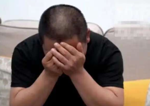 浙江宁波，一男子的妻子得肿瘤病逝，他痛失爱妻，哭的死去活来，可他整理妻子遗物时，