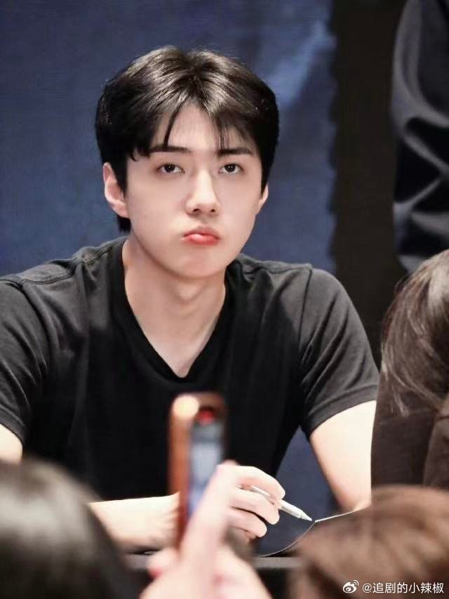 品牌BABI宠人方式就是干脆，直接承包十几个城市的大屏、梯媒、痛车，简直了！一眼