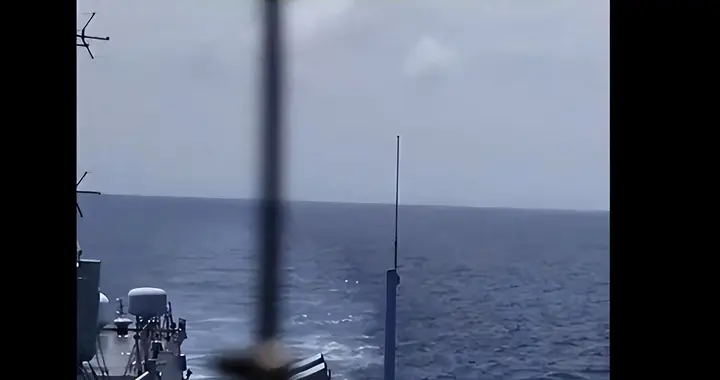 中美舰艇发生激烈对峙! 外军突然冲向解放军, 结果下一刻变老实了