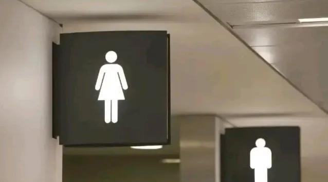 陕西渭南，一男子在KTV上厕所，听到隔壁女厕有人喊救命，他立马上前查看。不料，发
