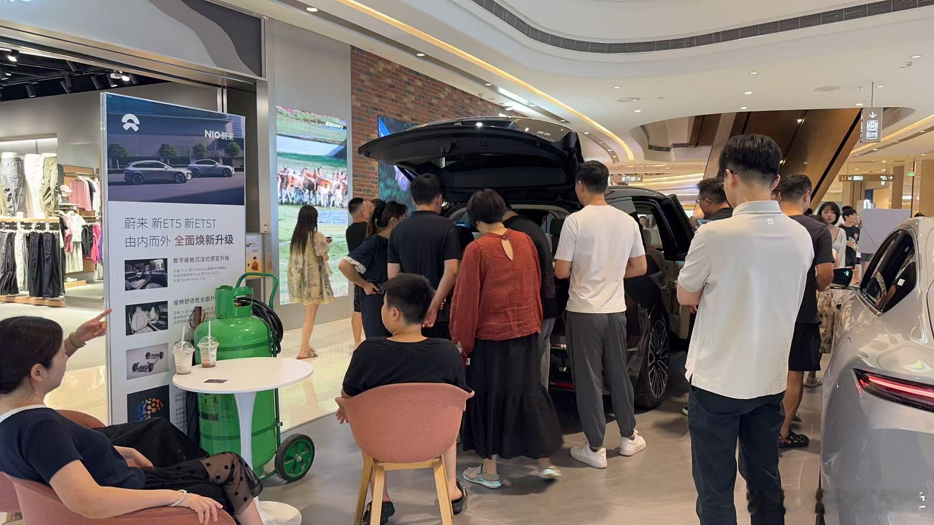 连门店都没有，就只有两台展车的商场展示，也有这么多人。之前曾经说过我等待纯电的春