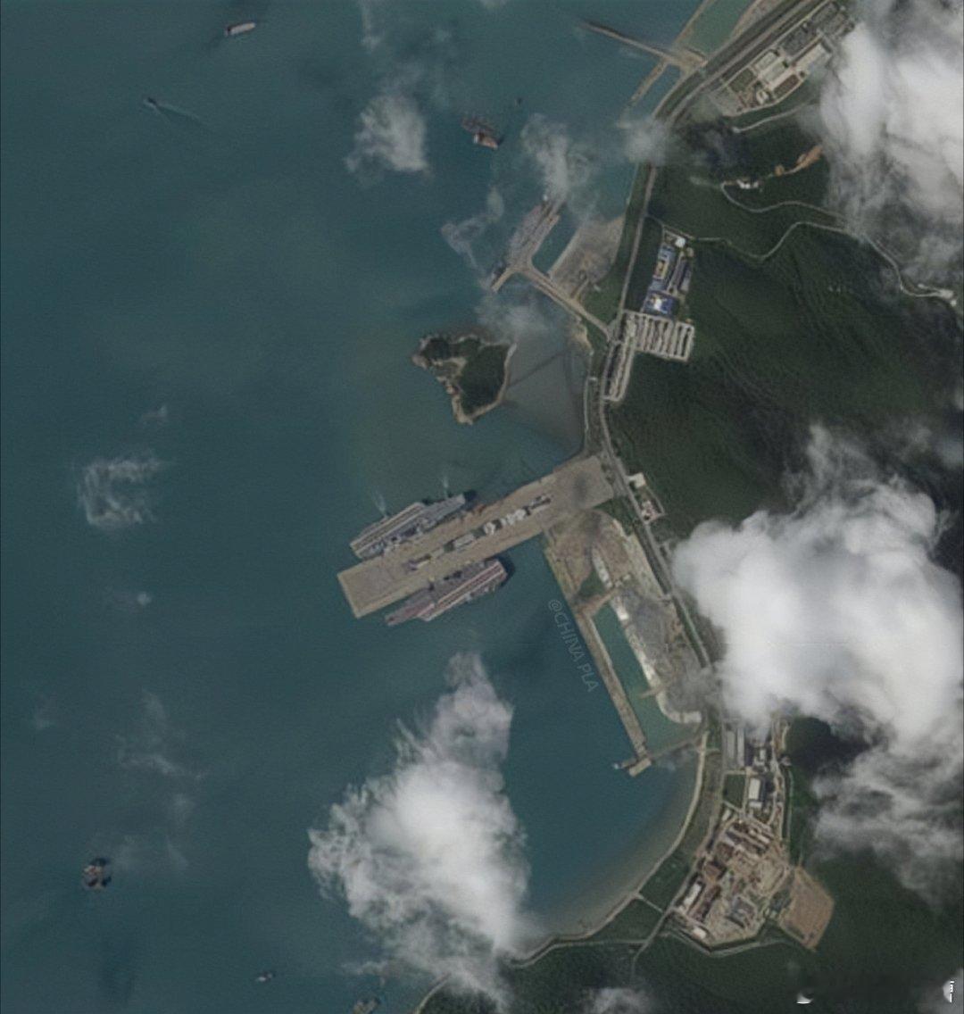 10月31日的最新卫星图像，福建舰仍然和山东舰停在一起，可以看到甲板上有舰载机，