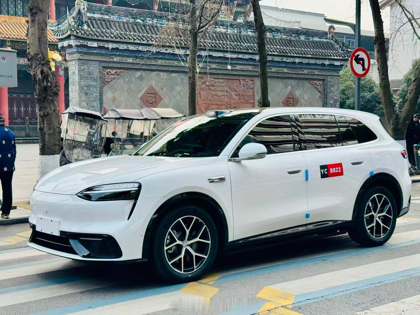 问界m6实力登场不错不错，最近曝光的这几个颜色，黑色是我最喜欢的，其次就是灰色