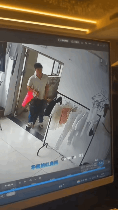 在一栋居民楼的楼道里，女人洗好的内衣挂在那儿，原本是再普通不过的一幕。然而，令人