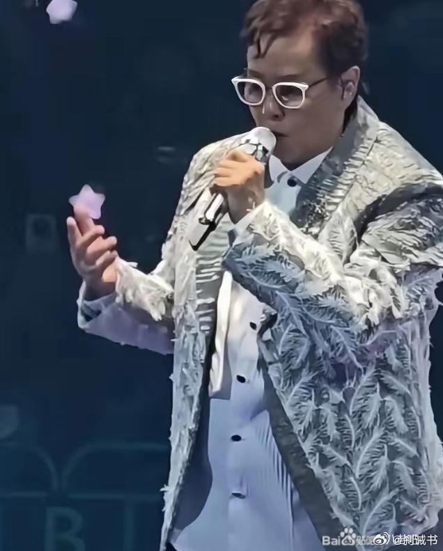 76岁谭咏麟为什么还敢站上红馆开演唱会？原因很简单，不是因为流量高，也不是排场大