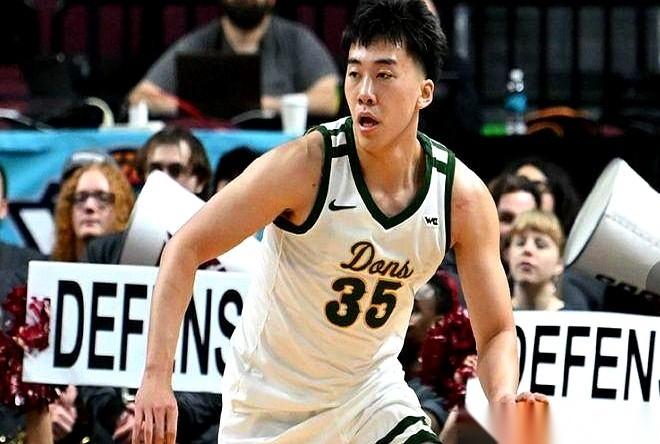 一夜之间，首发没了。上一场还是铁打的主力，这一场，王俊杰直接被按在了替补席。