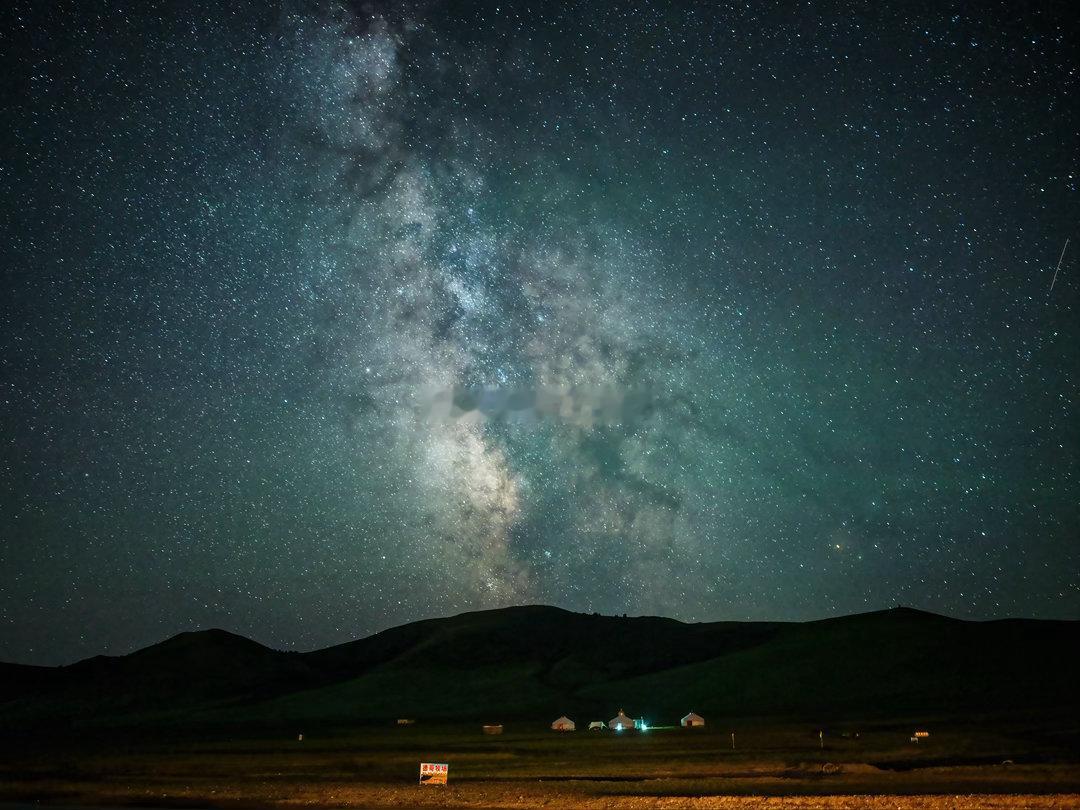 教科书里的银河就这样清晰呈现在眼前，在无数闪烁的星星覆盖笼罩之下，曾经读过所有关