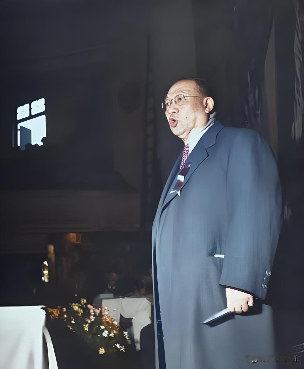 1947年上海这场儿童节活动上，孔祥熙身着笔挺长款西装，胸前别着装饰绶带，站在场