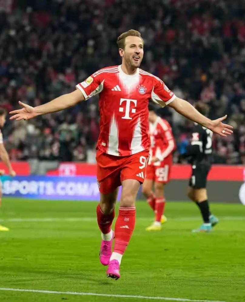 德甲拜仁慕尼黑真的一家独大，昨晚拜仁开局0比2落后弗莱堡，结果站出来的不是凯恩是