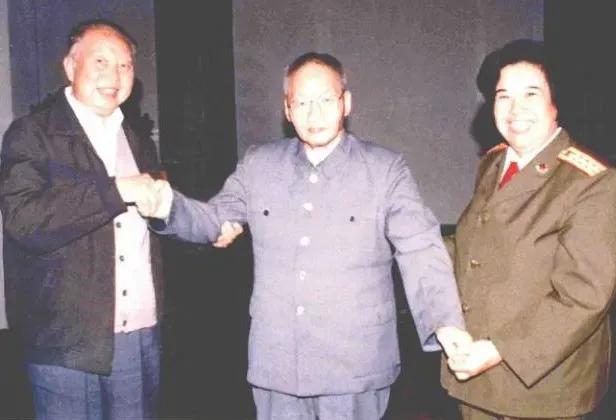 回顾上世纪九十年代的一张珍贵合影，画面中是华国锋同志与毛岸青夫妇。初次看去，三人