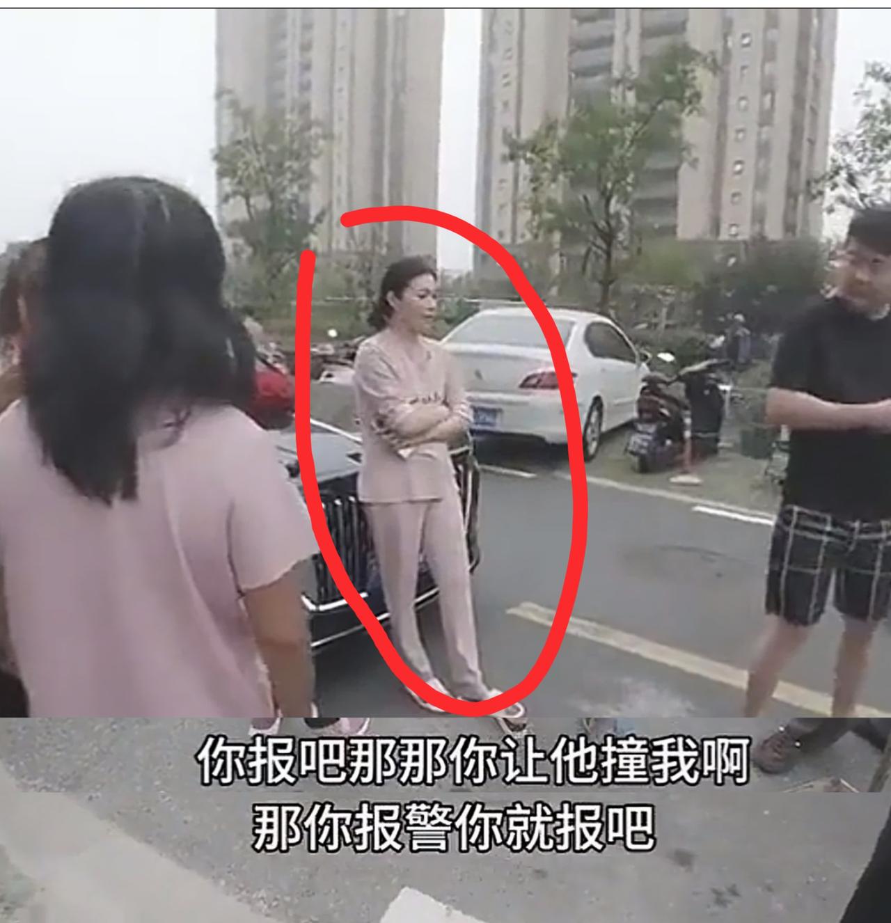 “报警也没用，没有一条烟你走不了，我说了算。”女子拦住婚车要烟。喜婆婆准备发烟，