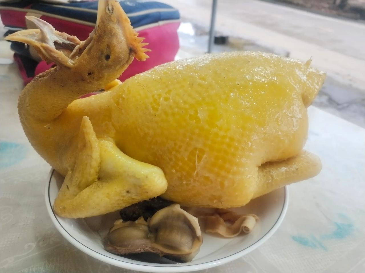 如今哪还有什么广东名鸡，不过二三十年前的广东是有的！我作为老广，在广州菜市场卖