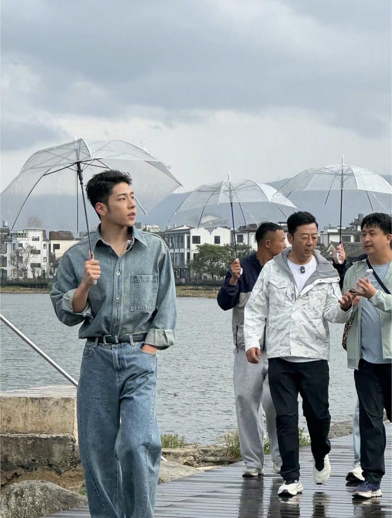 近日，郭涛晒带家人去云南旅游的Vlog，他儿子石头长大了，身高近185cm，妥妥
