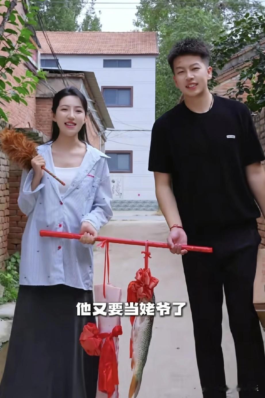 好久没有看过麦小登了，今天突然刷到她都已经三胎了，她老公也模样大变，瘦的皮包