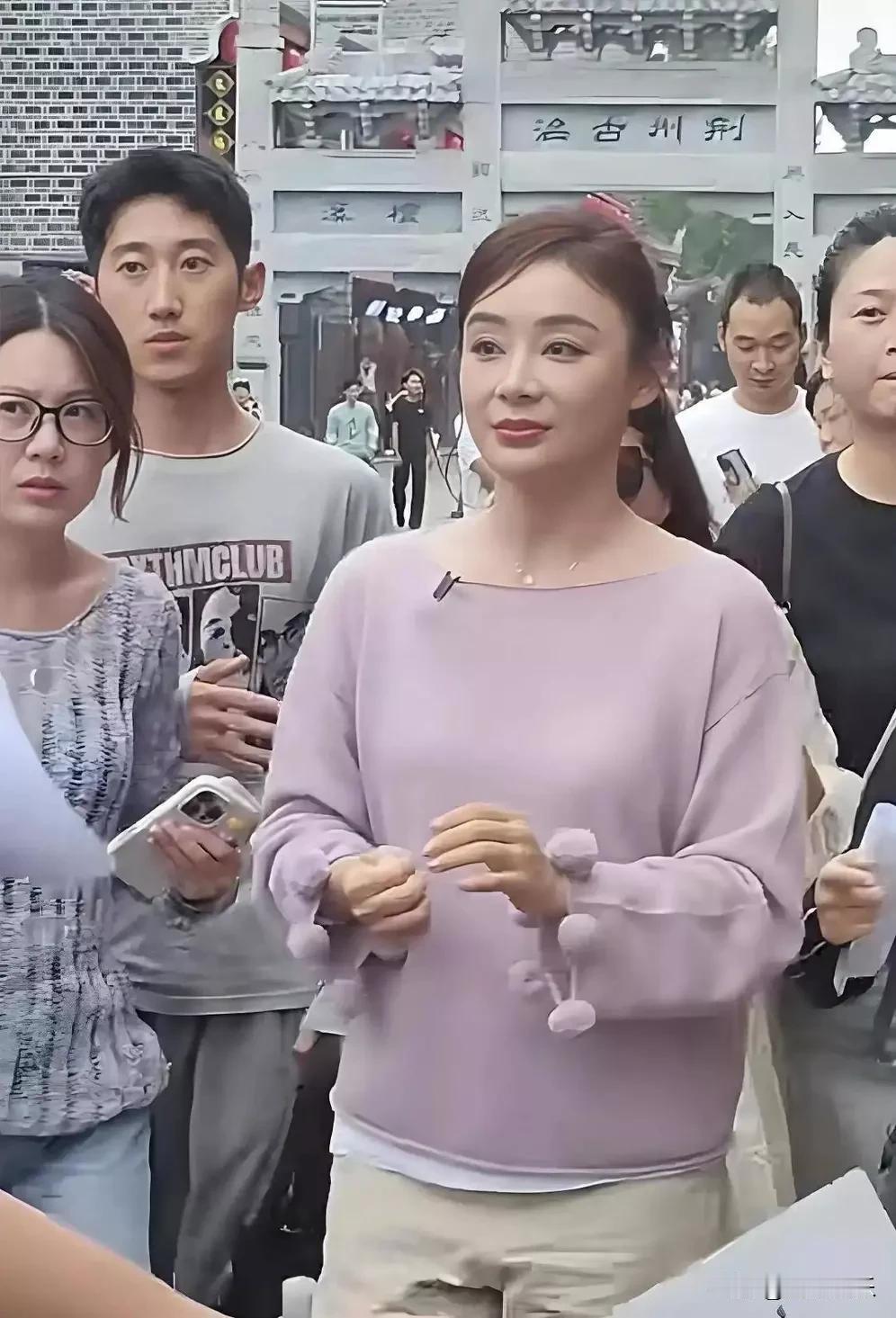 袁姗姗回襄阳蹲街边吃面被拍，素颜出镜，网友直呼太真实 袁姗姗回襄阳录节目，一
