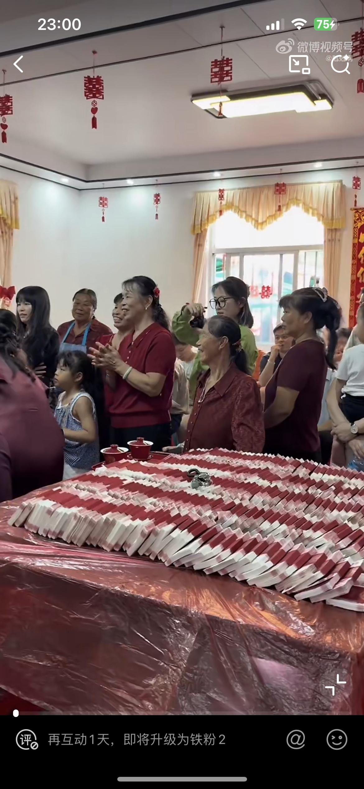 看着这场结婚宴席，桌上摆满价值数百万的彩礼，真的让所有的父母都瑟瑟发抖。男方家太