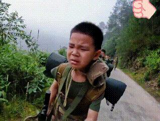偶然刷到一条少年军训的视频，让人看得既心疼又热血沸腾！你赞同这样的少年军训吗？