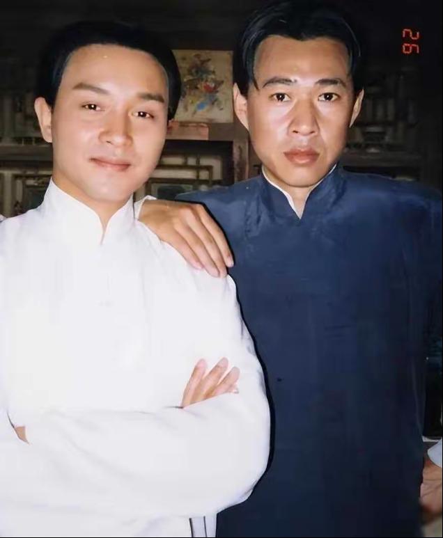 2010年，张丰毅透露：“在拍摄《霸王别姬》时，大家都躲着张国荣，觉得他很丢人，