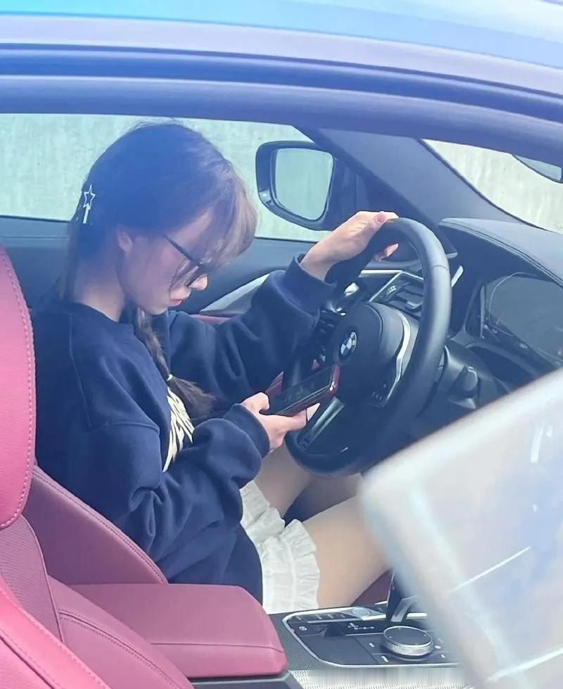 单位新来的小姑娘，家庭背景直接拉满！爸妈月入近两万，四位老人退休金加起来快