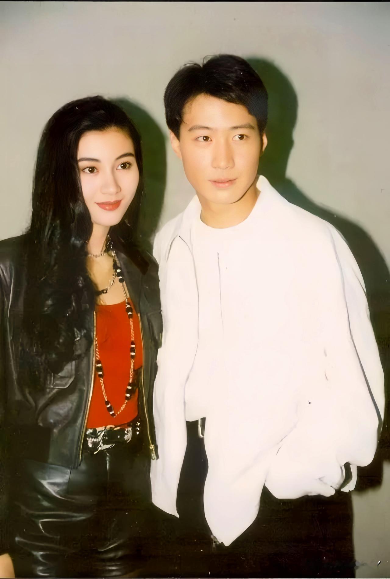 这是一九九三年黎明和李嘉欣在香港参加宣传活动时留下的一张照片，当时黎明二十七岁，