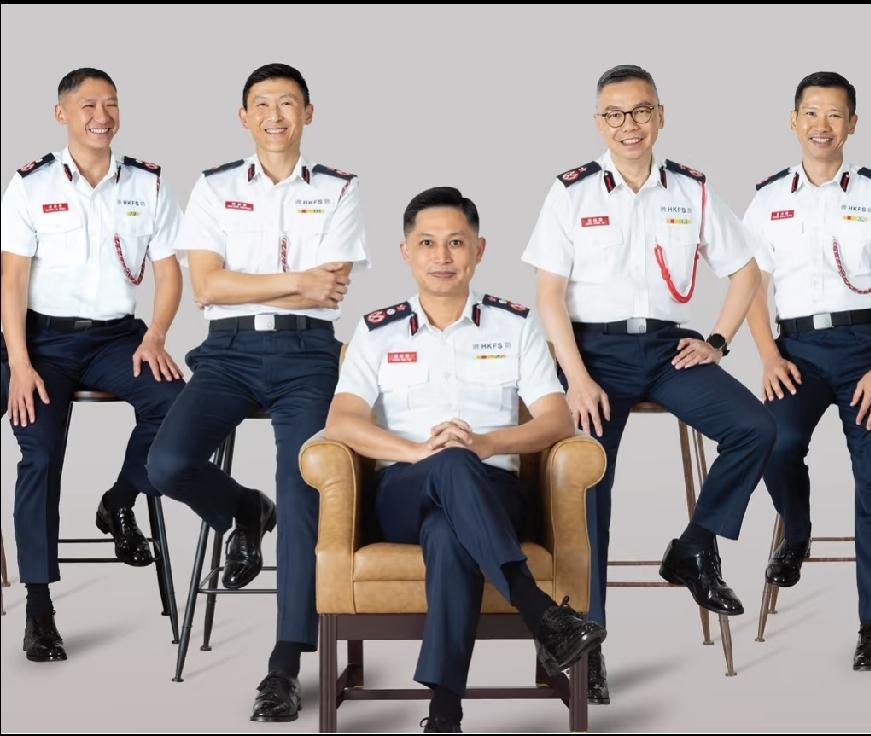 香港消防的制服和肩章，感觉和香港的警服就是一个模子刻出来的一样，尤其是肩膀上这个