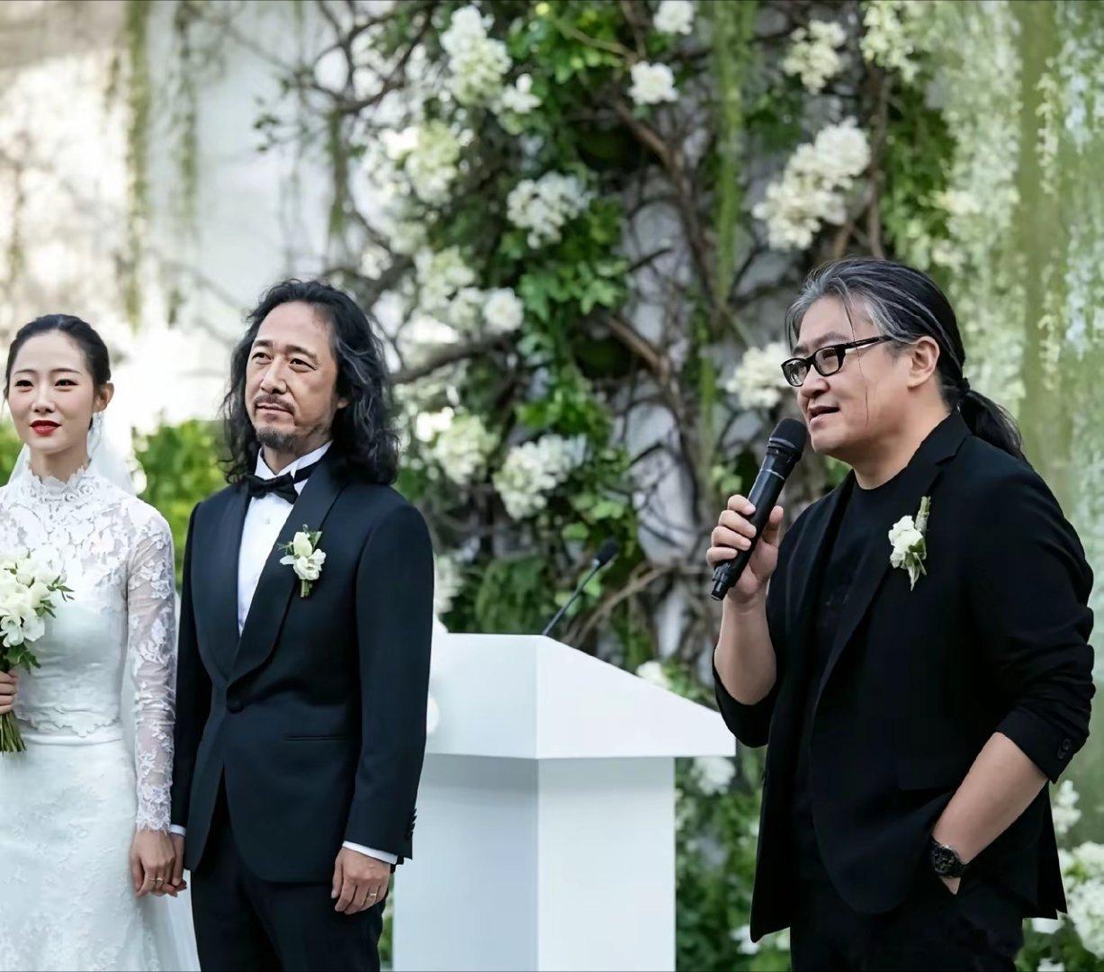 2017年三宝的婚礼现场，好友刘欢上台担任证婚人。新娘万千惠身着蕾丝白纱，两人年