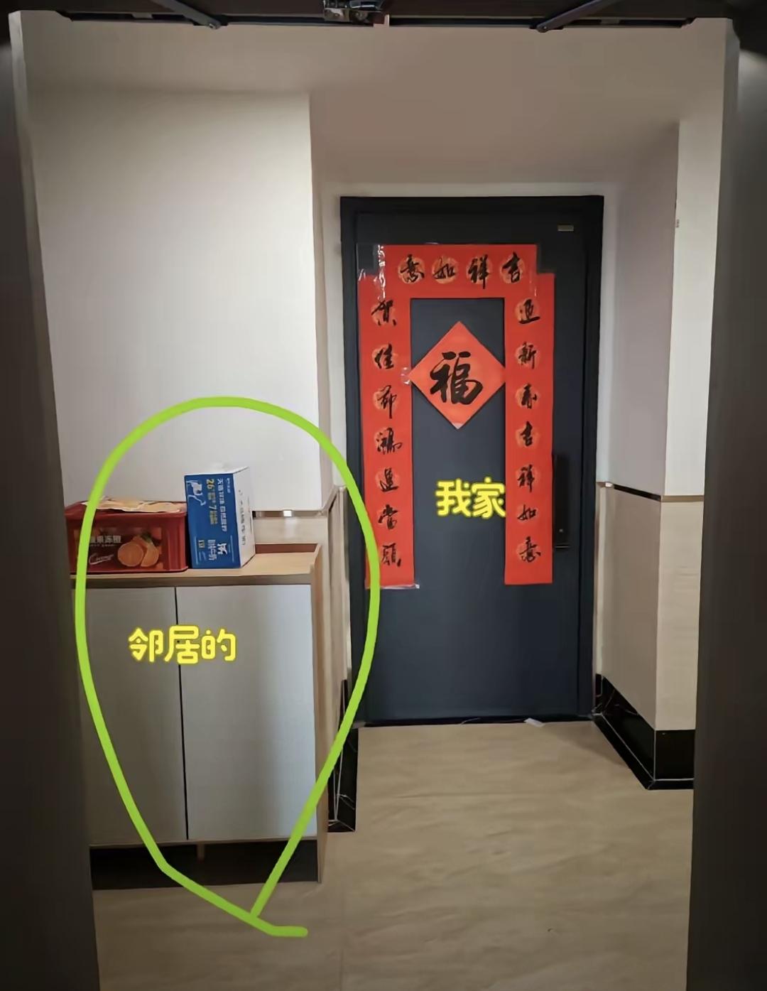 新家搬进新房前遇到怪事，邻居把我家门外当自家仓库用。月初发现门口堵了个鞋柜，说好