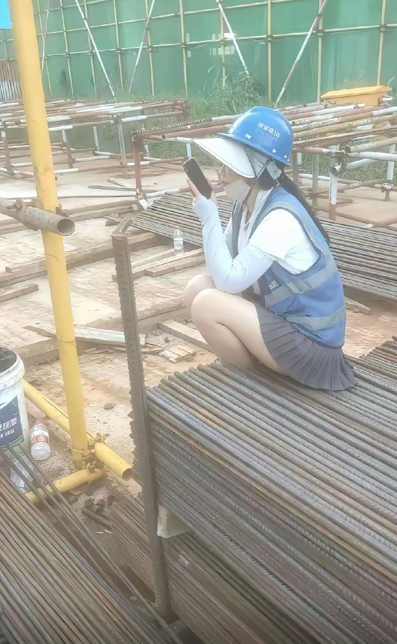 工地上出现一道很特别的风景线，安全帽、反光马甲全套工装配齐，下半身却是百褶小短裙