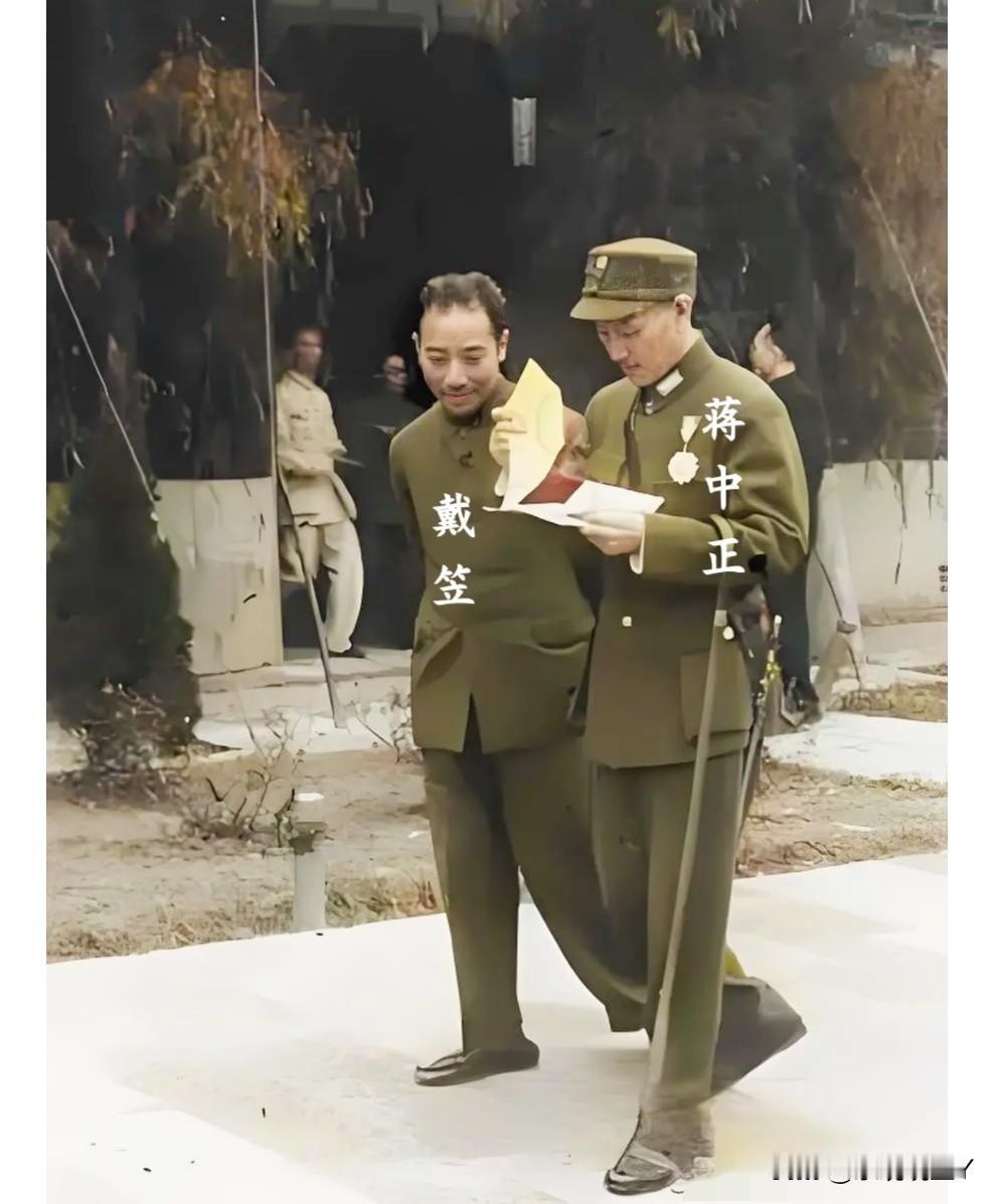 上世纪四十年代，在中美特种技术合作所的蒋中正和军统副局长戴笠。这绝非演戏，也绝非