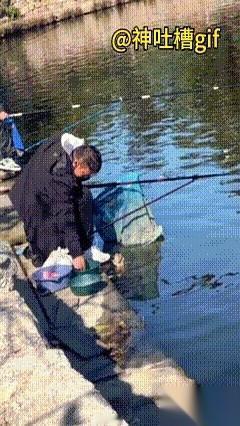 他本来是来索取的。带着鱼竿、鱼饵，一屁股坐那儿，就是想从河里捞点什么战利品回家