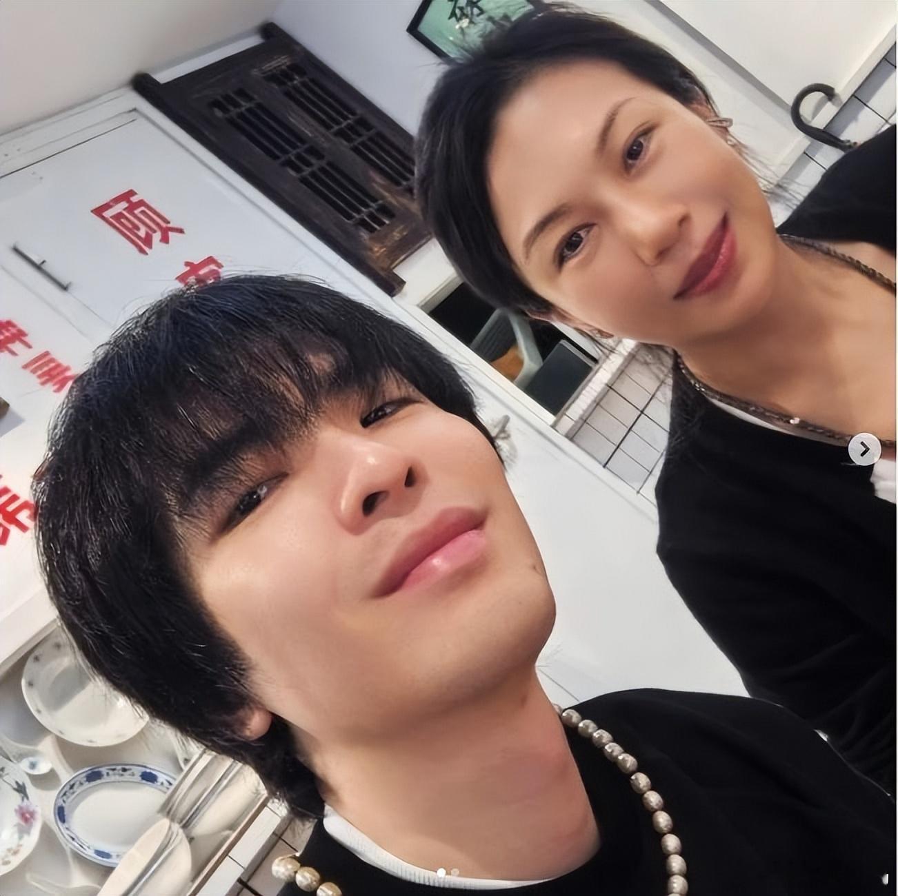 萧敬腾在晚宴上对林有慧的互动好直白，说“我老婆最好吃”还主动强吻，惹得林有慧