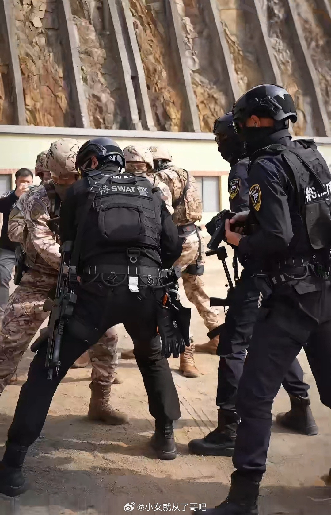 某地SWAT与PAP联演联训；SWAT用上了171新冲了，个人觉得，新冲下发的可