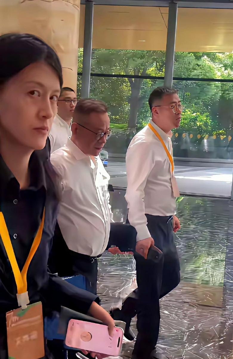 有网友偶遇刘强东，便喊了一声“东哥”，刘强东居然笑着回应了她。但没想到身旁的女士