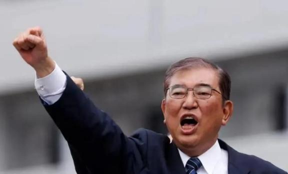 日本这一刀捅得可真够狠！中美贸易战打得火热的时候，日本突然跟进制裁，断供了十多种